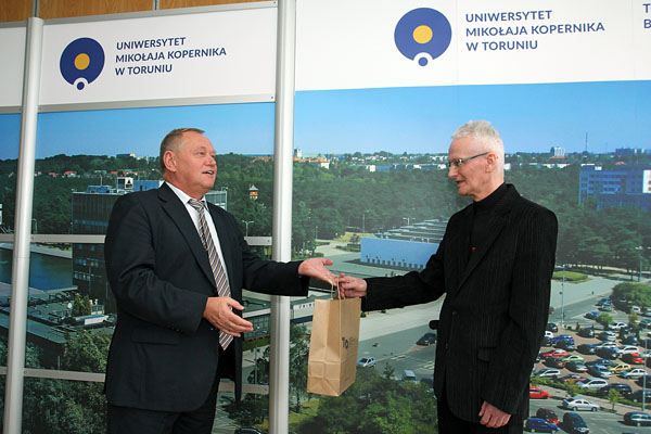 Pan Jacek Sowiński odebrał nagrodę z rąk rektora UMK prof. Andrzeja Tretyna [fot. Andrzej Romański]