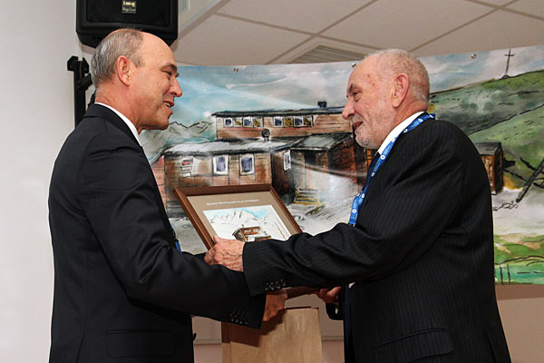 Wśród wyróżnionych <i>Przyjaciół Stacji Polarnej UMK</i> znalazł się m.in. dr Krzysztof Lankauf (po prawej), wieloletni kierownik wypraw (wręcza dziekan Wydziału prof. Wojciech Wysota) [fot. Andrzej Romański]
