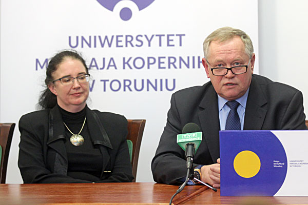 Rektor UMK prof. Andrzej Tretyn i Prorektor ds. Ekonomicznych i Rozwoju prof. Danuta Dziawgo [fot. Andrzej Romański]
