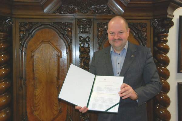 Dziekan WPiA prof. Tomasz Justyński z decyzją o przyznaniu kategorii A [fot. Archwium WPiA UMK]