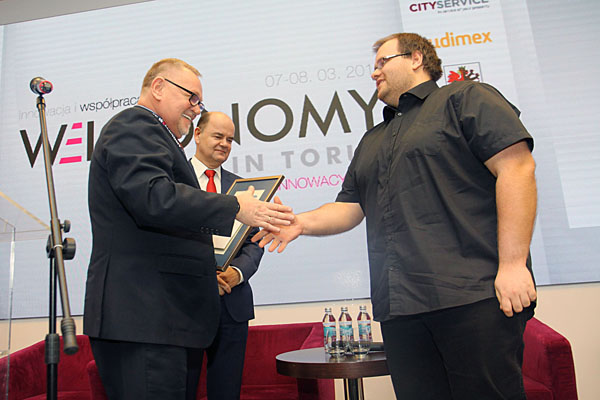 Nagrodę im. Stefana Mellera w konkursie AIP UMK Moja firma dla najlepszego studenckiego start-upu otrzymał Michał Wojtyna - doktorant z Wydziału Matematyki i Informatyki [fot. Andrzej Romański]
