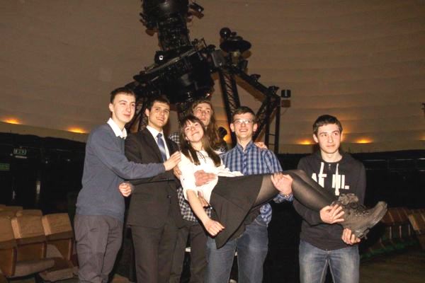 Zwyciężczyni i laureaci Ogólnopolskiej Olimpiady Astronomicznej [fot. Damian Jabłeka/Planetarium Śląskie]