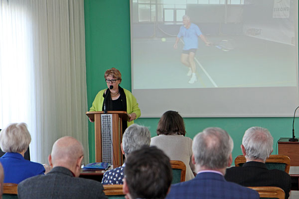 Biografię Profesora ilustrowaną zdjęciami i filmami przedstawiła prof. Marta Urlińska [fot. Andrzej Romański]
