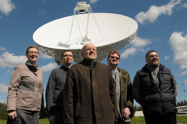 Pełen skład zespołu badawczego (od lewej): dr Anna Bartkiewicz, mgr Mateusz Olech, prof. dr hab. Marian Szymczak, dr Paweł Wolak, dr Marcin Gawroński - wszyscy z Centrum Astronomii UMK. [fot. Krzysztof Bartkiewicz (Centrum Astronomii UMK)]