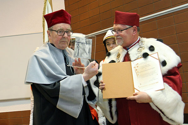 Prof. Dembiński otrzymał wyróżnienie Convallaria Copernicana z rąk rektora prof. Andrzeja Tretyna [fot. Andrzej Romański]
