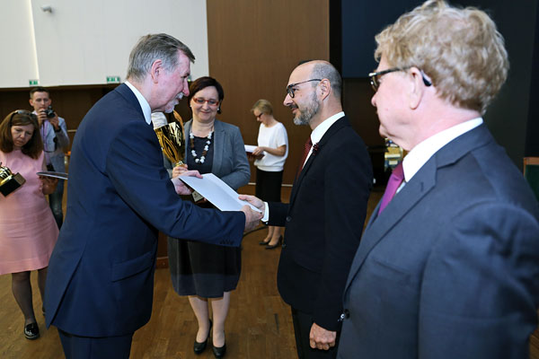 Gratulacje i Puchar z rąk kuratora Marka Gralika odbiera dyrektor Gimnazjum Akademickiego Arkadiusz Stańczyk [fot. Andrzej Romański]