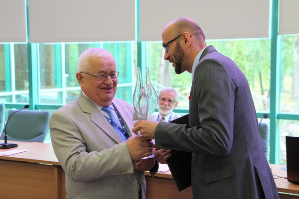 Prof. Wojciech Kosiedowski odbiera gratulacje z rąk zastępcy prezydenta Torunia Zbigniewa Rasielewskiego [fot. Anna Bielawiec-Osińska]