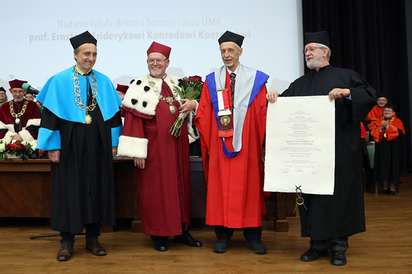 Nowy doktor honoris causa UMK prof. Ernst Koerner (drugi od prawej) z prof. Przemysławem Nehringiem, rektorem prof. Andrzejem Tretynem oraz prof. Aleksandrem Szwedkiem [fot. Andrzej Romański]