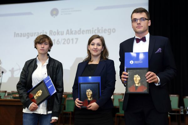 Na zdjęciu (od lewej): Maria Sobańska (Najllepszy Student-Sportowiec), Joanna Siminska (Najlepszy Absolwent) i Janusz Schmude (Najlepszy Student) [fot. Andrzej Romański]