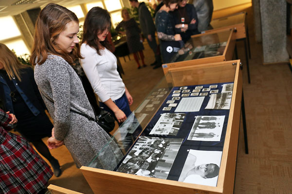 Otwarcie wystawy <i>Czarno-biały świat fotografii ze zbiorów Biblioteki Głównej UMK</i> [fot. Andrzej Romański]