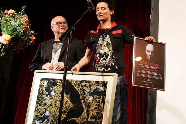 Prof. Adam Bednarek i laureatka nagrody - Dominika Miękus [fot. Magdalena Kujawa]