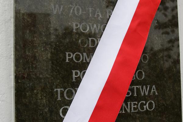 Tablica pamiątkowa na dawnej siedzibie Wydziału Matematyki, Fizyki i Chemii (dziś budynek WFAiIS) [fot. Adam Zakrzewski]