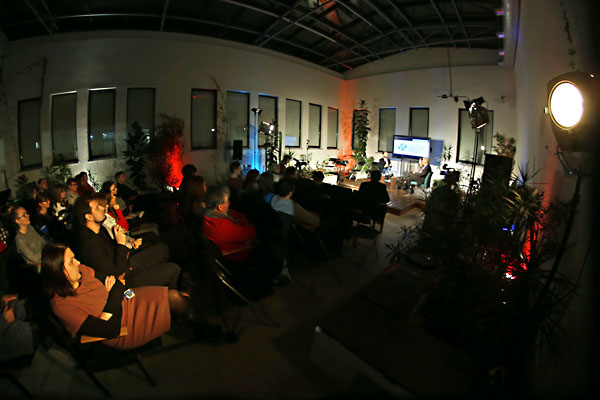 Spotkania z cyklu science cafe odbywają się w patio ICNT [fot. Andrzej Romański]