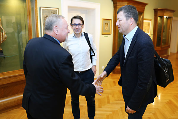 Rektor UMK prof. Andrzej Tretyn z Mikołajem Budzanowskim i Jarosławem Michniukiem [fot. Andrzej Romański]