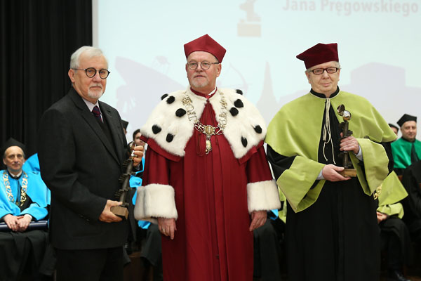 Rektor UMK prof. Andrzej Tretyn tytuły Honorowych Profesorów wręczył prof. Janowi Pręgowskiemu i prof. Andrzejowi Jamiołkowskiemu [fot. Andrzej Romański]