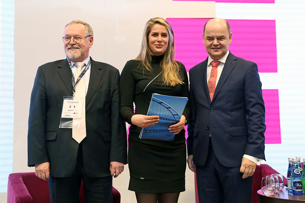 Nina Żmudzińska oraz Natalia Opieczonek (nieobecna na zdjęciu) otrzymały nagrodę im. Stefana Mellera z rąk rektora UMK prof. Andrzeja Tretyna oraz dr Jacka Janiszewskiego, głównego organizatora Forum [fot. Andrzej Romański]