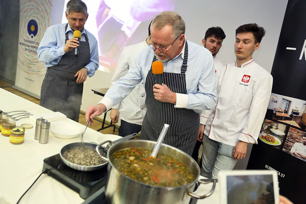 Rektor UMK prof. Andrzej Tretyn przygotował obiad tym razem z wiceprezydentem Torunia Andrzejem Rakowiczem [fot. Andrzej Romański]