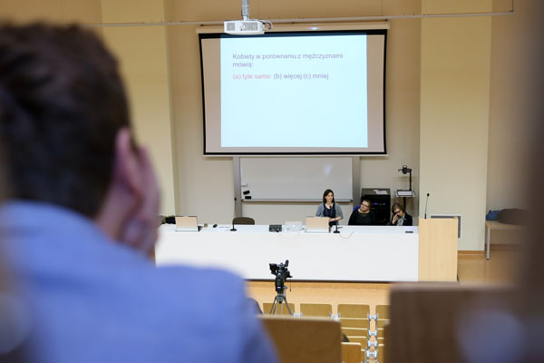 Dr Aleksandra Cisłak m.in. weryfikowała wraz z uczestnikami niektóre potoczne wyobrażenia dotyczące zjawisk społecznych [fot. Andrzej Romański]