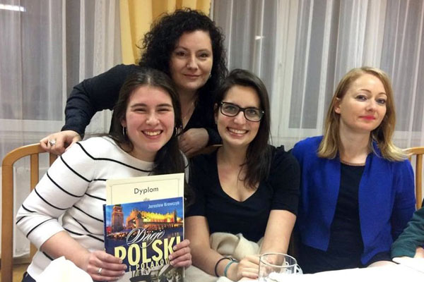Reprezentacja UMK podczas Olimpiady: Natalia Silva Meyer (na zdj. pierwsza z lewej), Bia Pongelupe oraz lektorki SKJPO dr hab. Marzenna Cyzman oraz mgr Agnieszka Szolc [fot. Nadesłane]