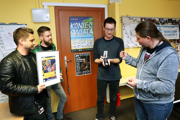 Na zdjęciu (od prawej) Krzysztof Dobies z Fundacji WOŚP; redaktor naczelny Radia Sfera Patryk Przybyłowski z medalem; były redaktor naczelny Radia Sfera Bartosz Chodorowski oraz Adrian Kilan z Fundacji WOŚP. [fot. Andrzej Romański]