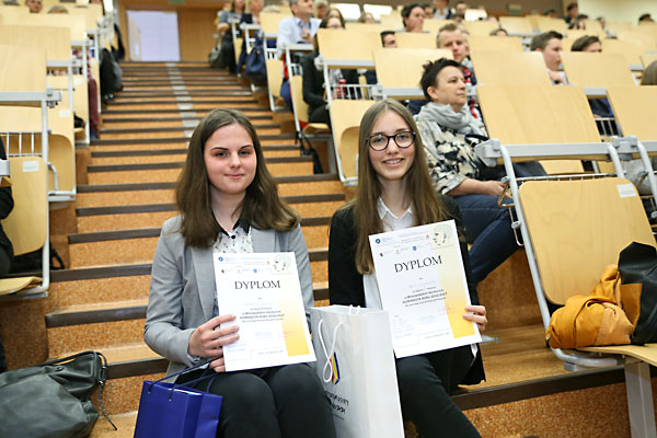 Zwyciężczynie (ex aequo) tegorocznej edycji konkursu Humanista Roku (od lewej): Karolina Kozina (Gimnazjum nr 4 w Inowrocławiu) i Aniela Kosobucka (Gimnazjum Dwujęzyczne w Toruniu) [fot. Andrzej Romański]