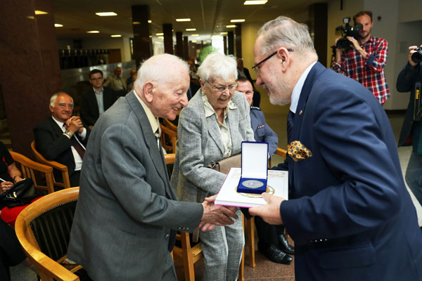 Okolicznościowy medal jubileuszowy otrzymał m.in. prof. Stanisław Salmonowicz [fot. Andrzej Romański]