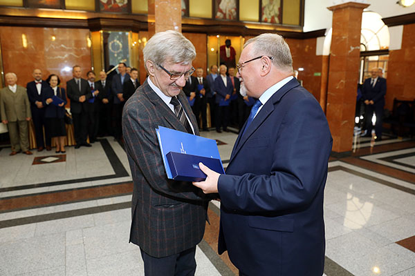 Podziękowania za pracę na rzecz UMK otrzymał m.in. odchodzący na emeryturę dr hab. Grzegorz Jarzembski, prof. UMK [fot. Andrzej Romański]