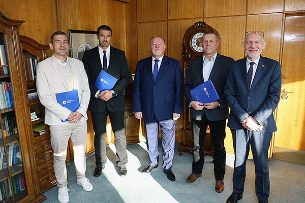 (od lewej) mgr K. Wasilkiewicz, mgr T. Górzyński z Rektorem prof. A. Tretynem, prof. P. Błajetem i Prorektorem prof. A. Sokalą [fot. Andrzej Romański]