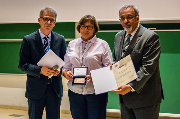 Dr hab. R. Gadzała-Kopciuch, prof. UMK w towarzystwie (m.in.) prof. dr. hab. B. Buszewskiego (po prawej)