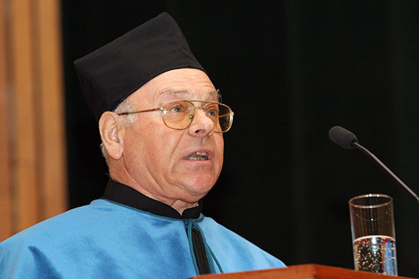 Prof. Krzysztof Pomian podczas inauguracji roku akademickiego 2006-2007 w Auli UMK [fot. Andrzej Romański]