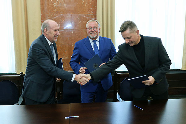 Porozumienie w sprawie utworzenia weterynarii podpisali rektorzy trzech kujawsko-pomorskich uniwersytetów: prof. Andrzej Tretyn (UMK), prof. Tomasz Topoliński (UTP) i prof. Jacek Woźny (UKW) [fot. Andrzej Romański]