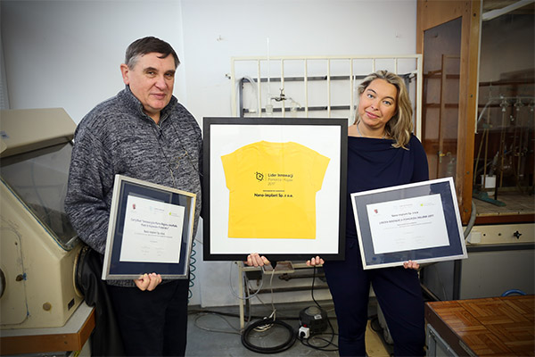 Chemicy z UMK: dr Aleksandra Radtke i dr hab. Piotr Piszczek, prof. UMK z dyplomami dla najlepszego przedsiębiorstwa akademickiego  - firmy Nano-implant Sp. z o.o. [fot. Andrzej Romański]