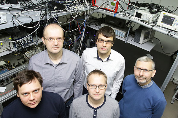 Od lewej na górze: prof. D. Lisak, dr P. Wcisło, na dole: dr M. Bober, prof. M. Zawada i prof. R. Ciuryło [fot. Adam Zakrzewski]