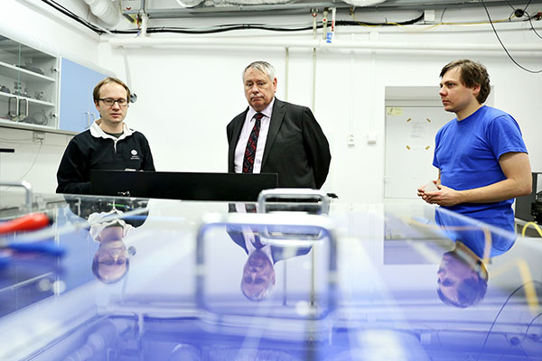 Zasady funkcjonowania Polskiego Optycznego Zegara Atomowego przybliżyli gen. Wordenowi prof. Michał Zawada (z lewej) i dr Marcin Bober (z prawej) z Laboratorium FAMO [fot. Andrzej Romański]