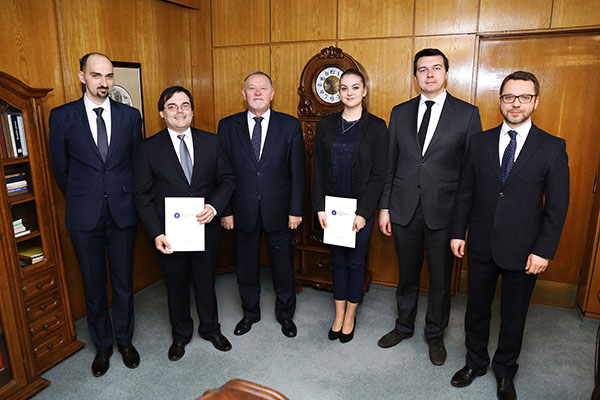 Od lewej: dr inż. K. Erwiński, dr inż. M. Paprocki, rektor UMK prof. dr. hab. A. Tretyn, K.K. Żero, J. Kujawski oraz dr M. Kilanowski [fot. Andrzej Romański]