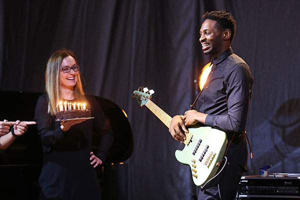 Tort dla Davida DJ Ginyarda Juniora - basisty zespołu Terence'a Blancharda, który dokładnie 24 lutego obchodził 24. urodziny [fot. Andrzej Romański]