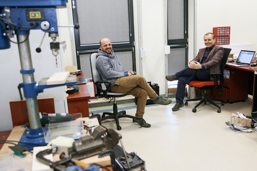 (od lewej) mgr M. Meina i dr K. Rykaczewski w Laboratorium Neurokognitywnym UMK [fot. Andrzej Romański]