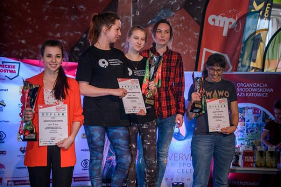 AZS UMK Toruń. Sekcja wspinaczki sportowej – brązowe medalistki AMP [fot. Walusza Fotografia]