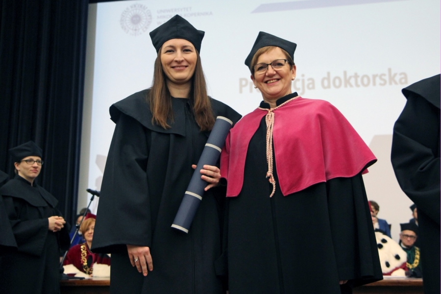 Dr Karolina Kluth z promotorką prof. dr hab. Magdaleną Osińską podczas uroczystej promocji doktorskiej [fot. Andrzej Romański]