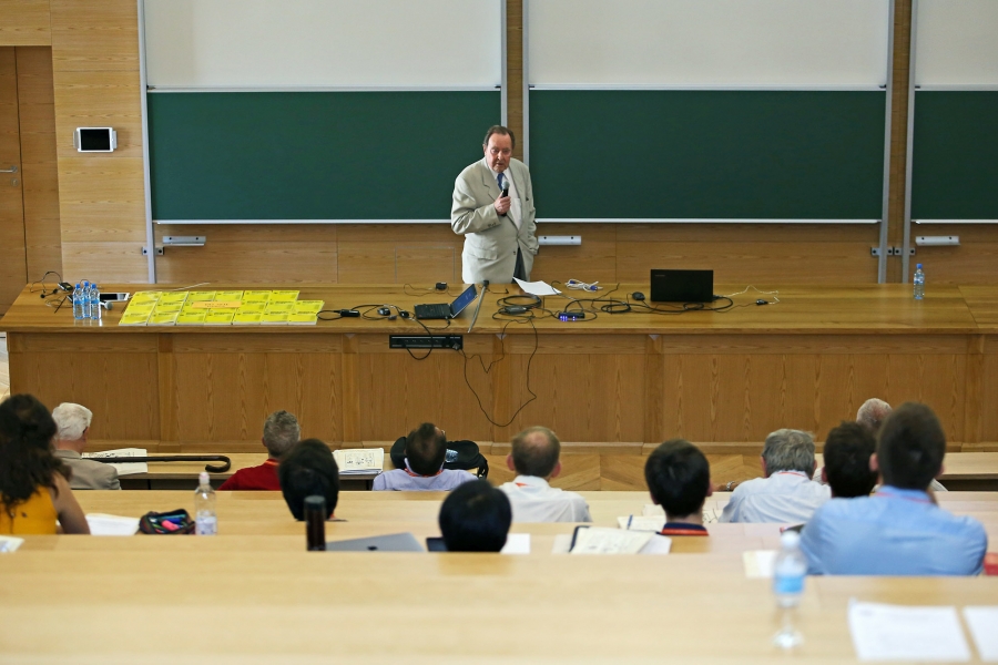 Początki sympozjum i pisma Reports on Mathematical Physics przypomniał prof. Stanisław Dembiński [fot. Andrzej Romański]