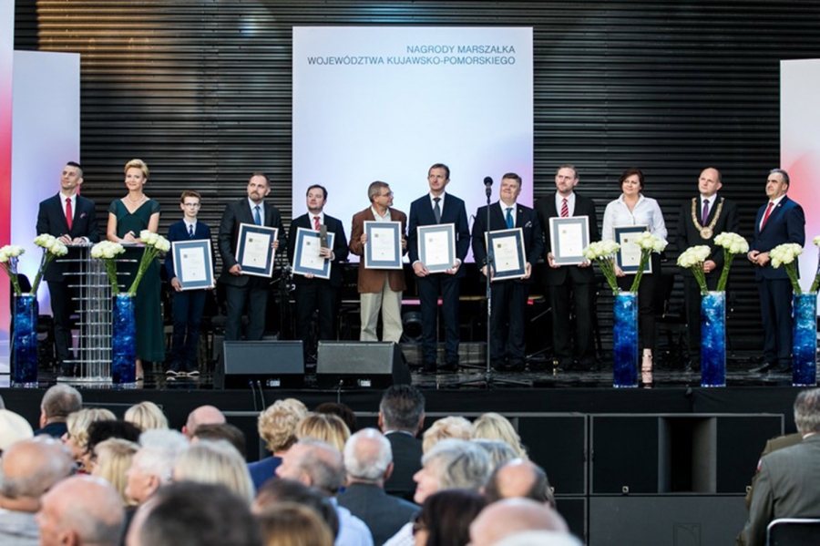 Laureaci w kategoriach nauka, badania naukowe i postęp techniczny [fot. Andrzej Goiński (kujawsko-pomorskie.pl)]