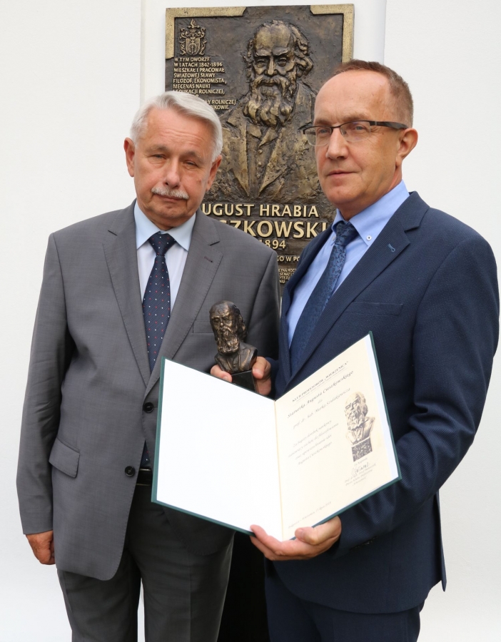 Prof. dr hab. M. Szulakiewicz (z prawej) w towarzystwie prezesa Klubu Profesorów Wierzenica prof. Józefa Banaszaka [fot. Włodek Buczyński]