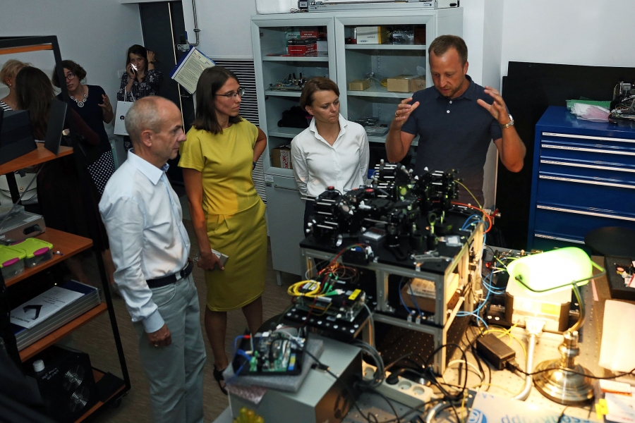 Minister zwiedziła laboratoria Centrum Optyki Kwantowej [fot. Andrzej Romański]