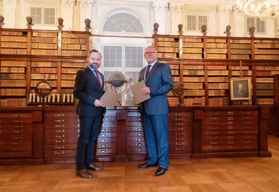 Na zdj. (od lewej) dr Tomasz Makowski, dyrektor Biblioteki Narodowej w Warszawie oraz prof. Andrzej Tretyn, rektor Uniwersytetu Mikołaja Kopernika w Toruniu [fot. Biblioteka Narodowa]