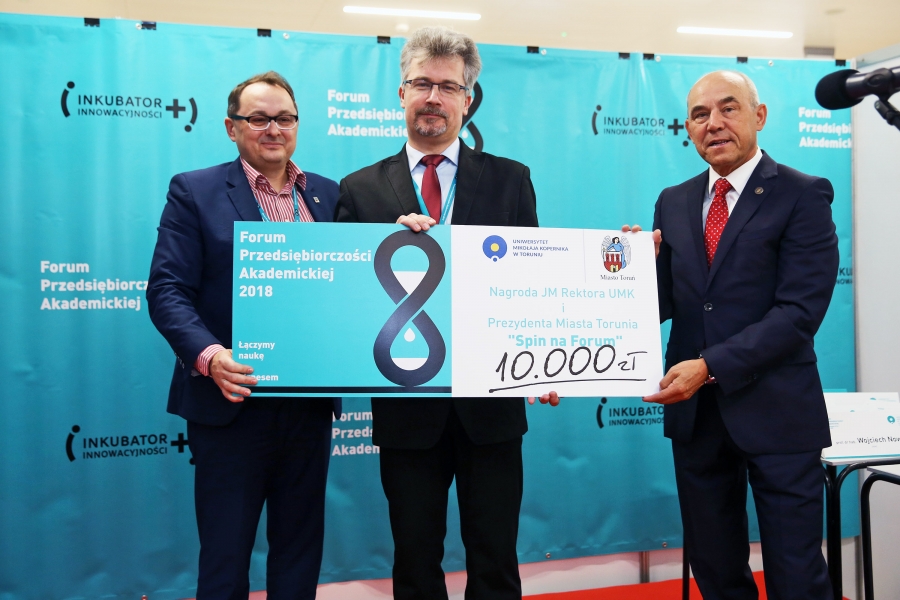 Dr hab. Rafał Moczkodan (w środku) z firmy Idea Spin odebrał specjalną nagrodę dla spółki spin off, z rąk prorektora UMK prof. Wojciecha Wysoty i Piotra Zaricznego z toruńskiego Centrum Wsparcia Biznesu [fot. Andrzej Romański]