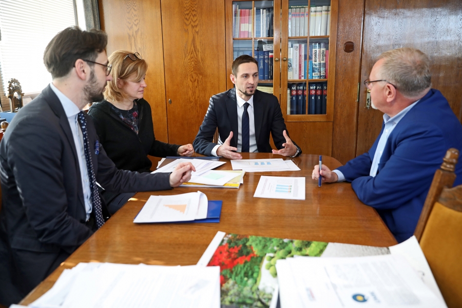 W spotkaniu wzięli udział rektor UMK prof. dr hab. Andrzej Tretyn, prorektor prof. dr hab. Beata Przyborowska oraz dr hab. Arkadiusz Karwacki, prof. UMK i dr hab. Rafał Haffer, prof. UMK [fot. Andrzej Romański]