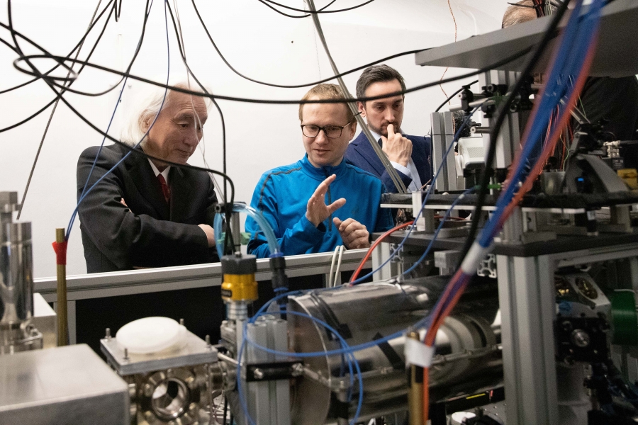 Prof. Kaku w laboratorium FAMO [fot. Tomasz Jędrzejowski/PFN]