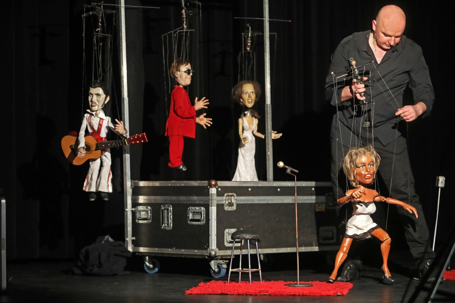 Tina Turner, Elvis Presley, Elton John i Celine Dion na scenie Od Nowy (Teatr Animacji Falkoshow) [fot. Andrzej Romański]
