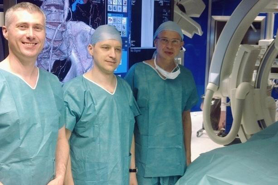 Dr Paweł Drojecki (na zdjęciu pierwszy z lewej)