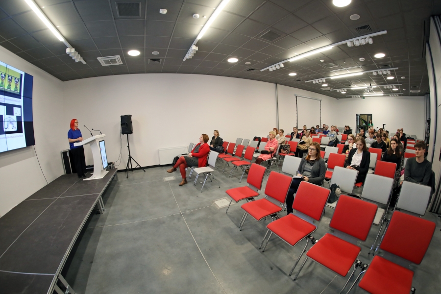 Wykład inaugurujący cykl wygłosiła dr Małgorzata Gut z Instytutu Psychologii UMK [fot. Andrzej Romański]